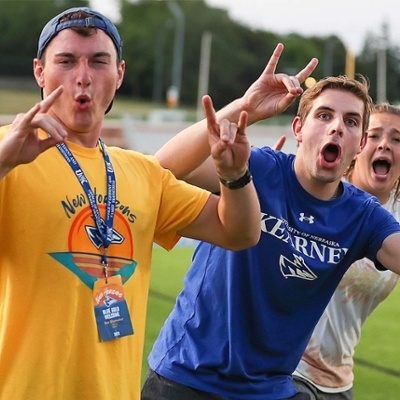 Students throwing the lopes