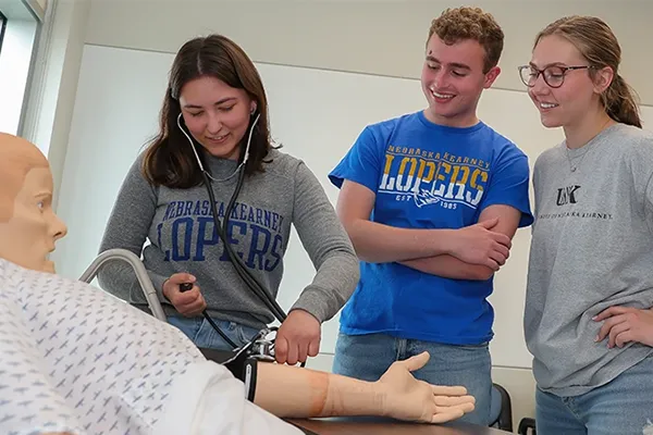 students work with a medical dummy