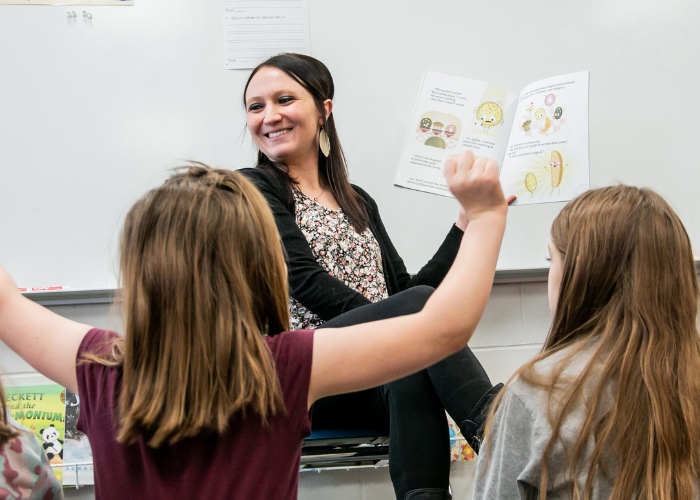 Teacher reading story to kids.