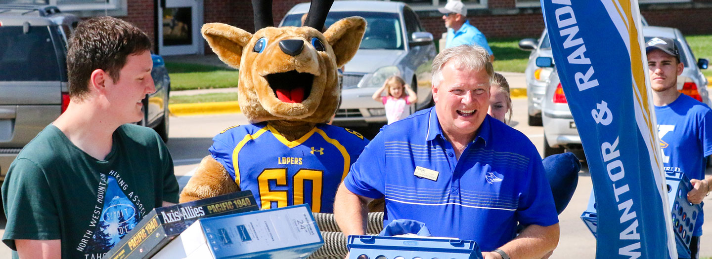 Students moving into the UNK residence halls